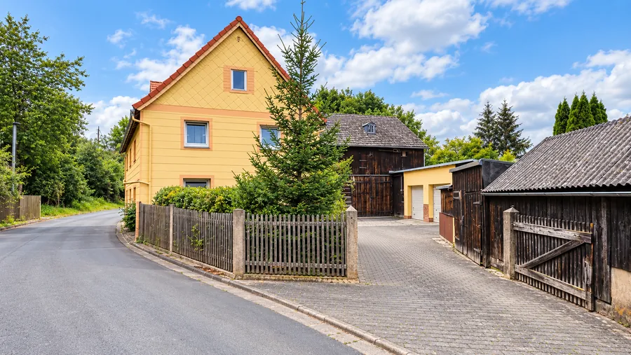 Außenansicht an der Straße