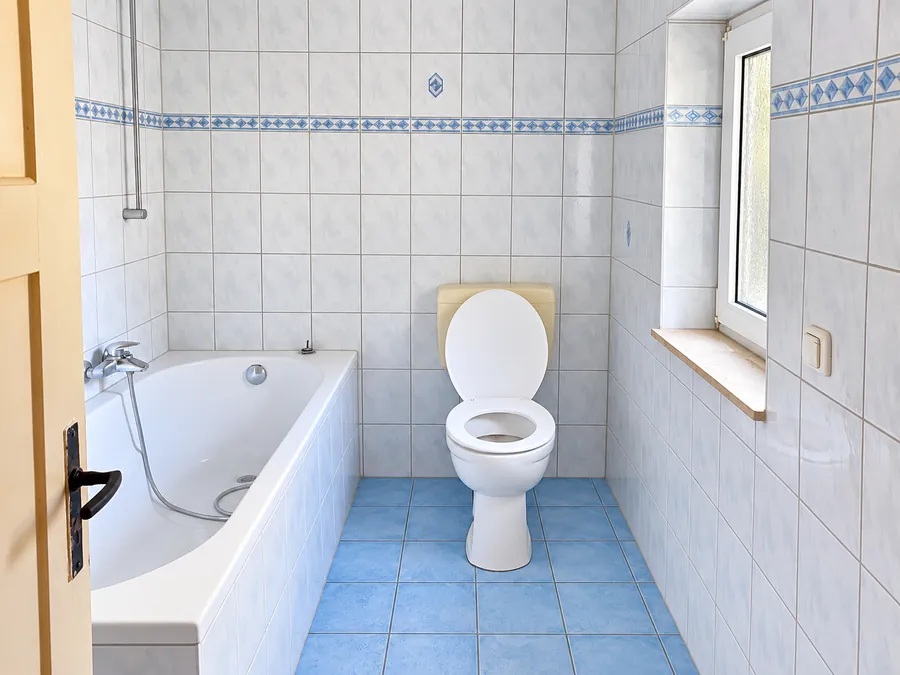 Helles Badezimmer mit Badewanne