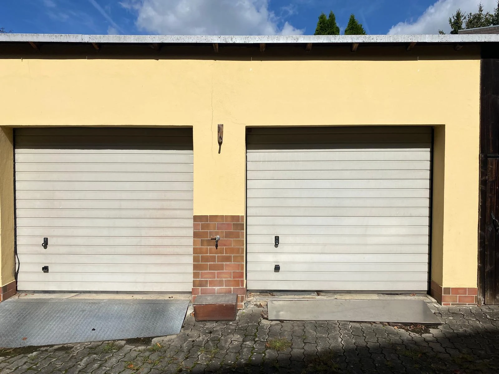 Doppelgarage auf dem Grundstück