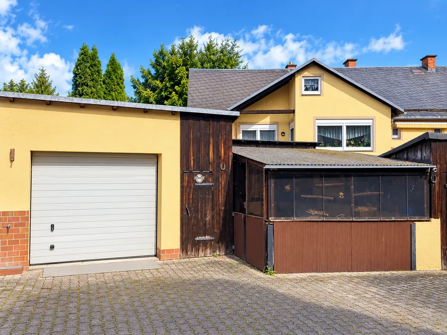 Hof, Garage und Hausansicht